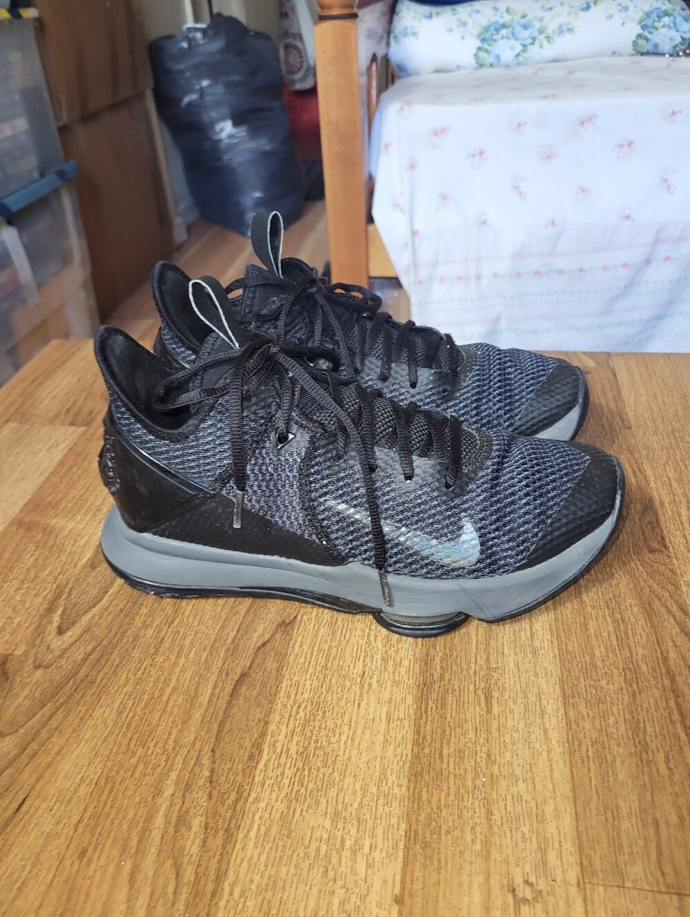 Nike - Lebron James Witness IV / Men’s Basketball Shoes - SIZE 8.5